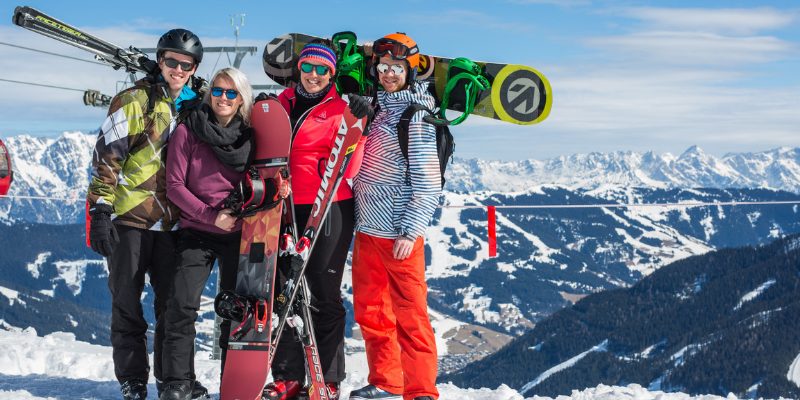 Jongeren op wintersportvakantie in Oostenrijk – skiën en snowboarden op de piste