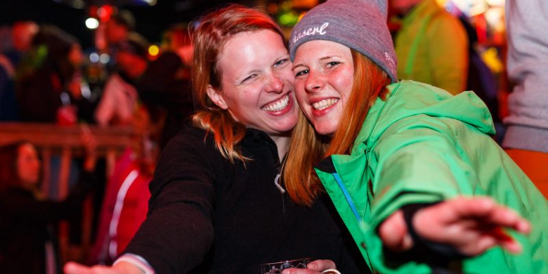 Groep jongeren geniet samen van après-ski tijdens wintersport in Oostenrijk