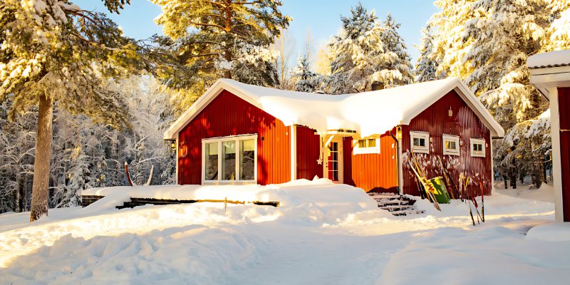 Rode besneeuwde stuga in Zweeds Lapland