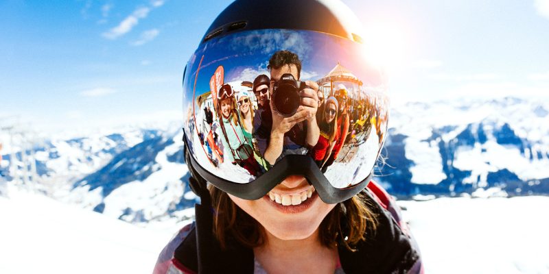 Uitzicht over besneeuwde bergen in Oostenrijk tijdens wintersport groepsreis